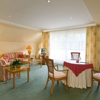 Die Suite de Luxe im Hotel Seehof Mondsee verfügt über ein buntes Wohnzimmer