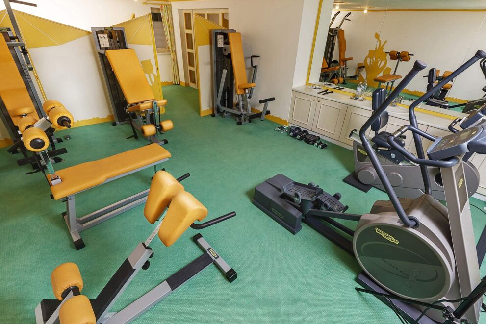 Fitnessraum mit Kraft- und Ausdauergeräten im Hotel Seehof Mondsee im Salzkammergut