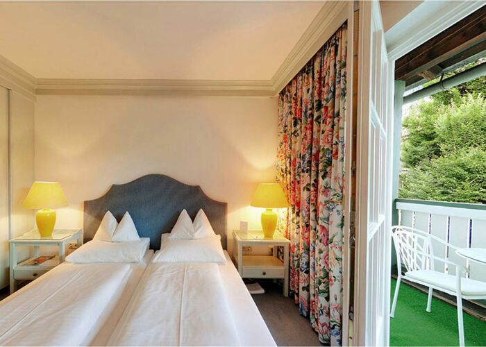 Ein Doppelbettzimmer mit Balkon im Hotel Seehof im Salzkammergut