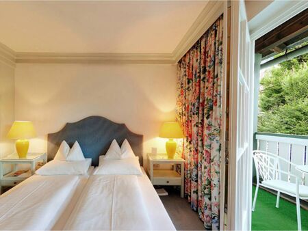 Ein Doppelbettzimmer mit Balkon im Hotel Seehof im Salzkammergut