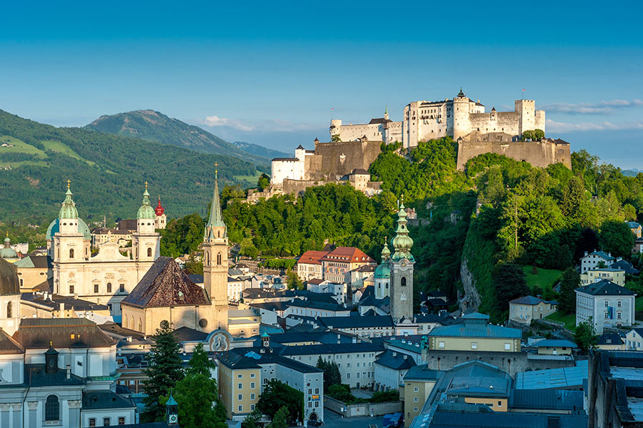 Stadt Salzburg mit Festung Hohensalzburg zur Abenddämmerung