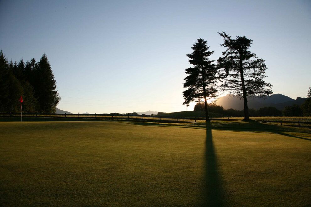 Golfplatz Mondsee im Salzkammergut bei Sonnenaufgang