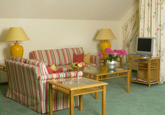 The Suite de Luxe at Hotel Seehof Mondsee has a colourful living room