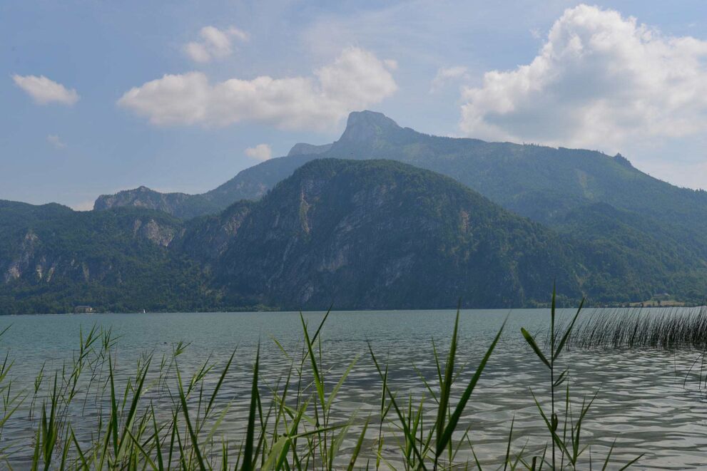 Der Mondsee im Salzkammergut mit Bergpanorama