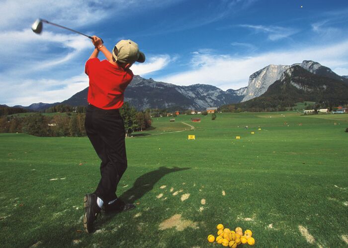 Ein Mann beim Golfabschlag im Salzkammergut