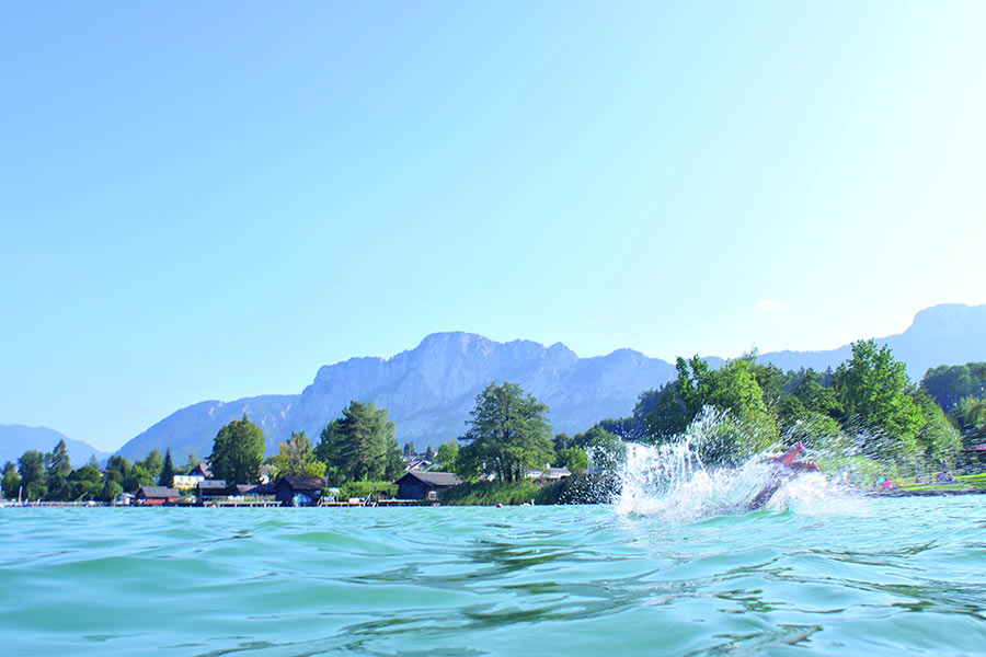 Baden und Wassersport im Mondsee in Oberösterreich Schwimmen und Sport im Mondsee im Salzkammergut