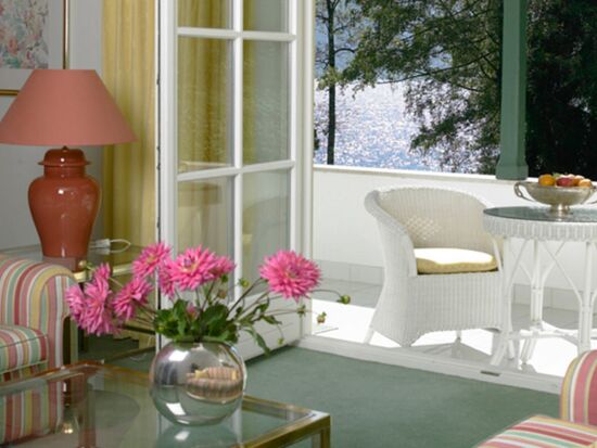 Die Suite im Hotel Seehof verfügt über ein Sofa, ein Couchtisch und einen Balkon mit Seeblick