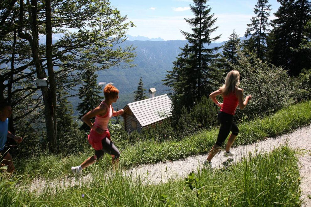 Joggen im Salzkammergut mit atemberaubendem Bergpanorama