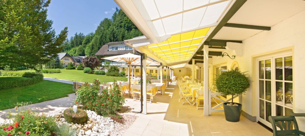 Terasse vom Seehof Mondsee mit Gartenanlage im Sommer