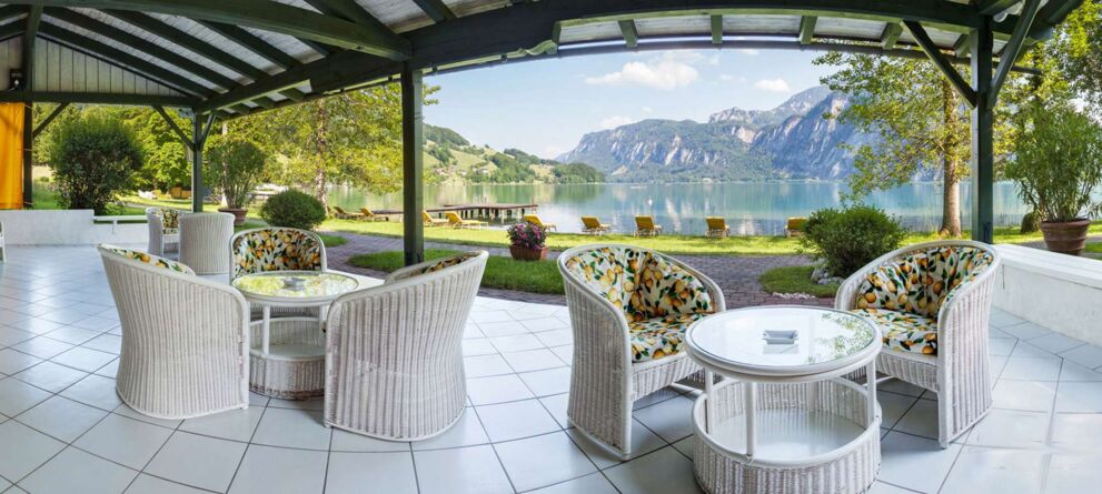 Die Hotelbar vom Seehof Mondsee direkt am Mondsee mit weißer Bestuhlung