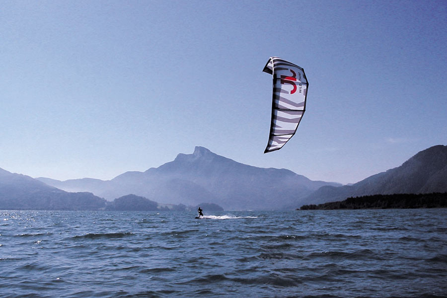 Das Top-Angebot Kiten und Windsurfen am Mondsee Kitesurfer am Mondsee im Salzkammergut