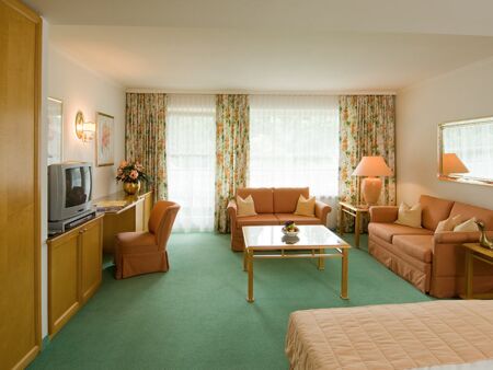 The double room de Luxe with a seating set, balcony, double bed and plenty of space for your holiday in the Salzkammergut region