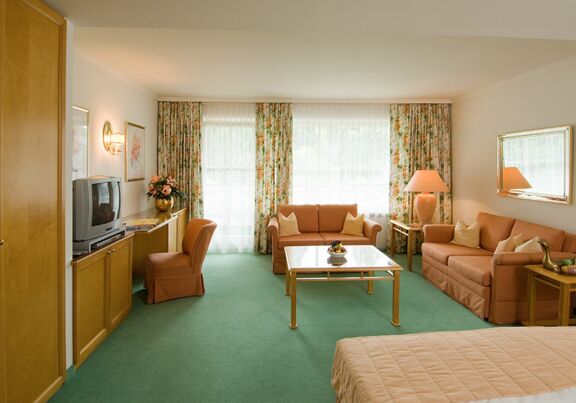 The double room de Luxe with a seating set, balcony, double bed and plenty of space for your holiday in the Salzkammergut region