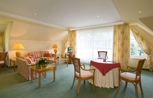 Die Suite de Luxe im Hotel Seehof Mondsee verfügt über ein buntes Wohnzimmer