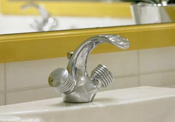 Ein Waschbecken mit Wasserhahn und einem Spiegel im Badezimmer des Hotels Seehof Mondsee