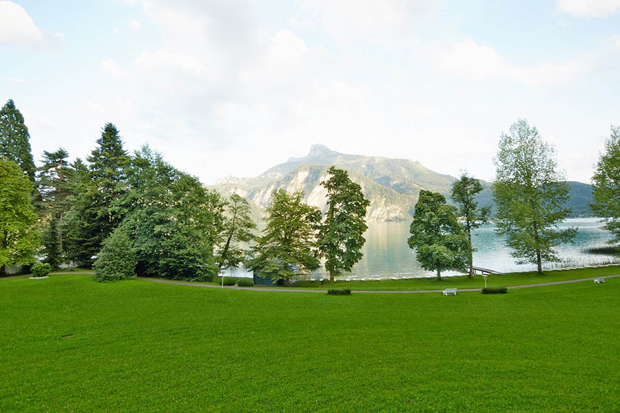 Unser Seehof Garten zwischen Mondsee und Hotel Seehof Liegewiese und Badestrand im Salzkammergut