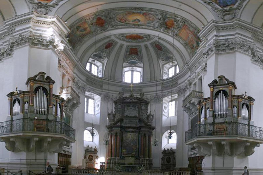 Innenaufnahme des Dom zu Salzburg mit Blick auf die Orgeln und die Kuppel; (c) Arne Müseler - siehe Bildnachweis im Impressum