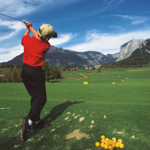 Ein Mann beim Golfabschlag im Salzkammergut