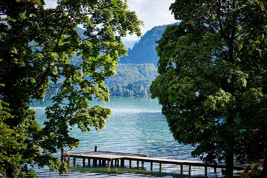 Gartenanlage mit Badesteg im Salzkammergut Garten des Hotel Seehof am Mondsee