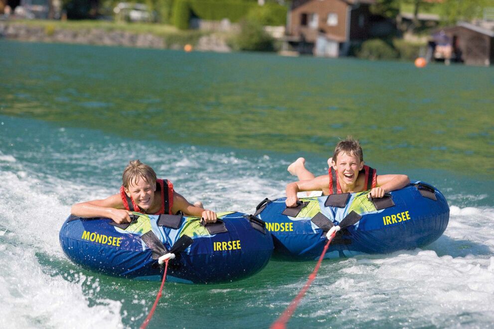 Wasserreifen Spaß am Mondsee im Salzkammergut