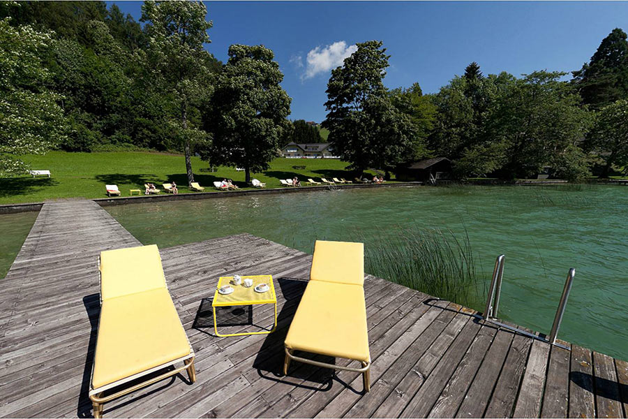 Bootssteg und Badestrand des Hotel Seehof in Oberösterreich Badestrand mit Bootanlegeplatz im Salzkammergut