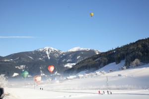 Schneebedeckte Landschaft im Winter im Salzkammergut