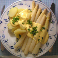 Spargel mit Kartoffeln und Sauce hollandaise