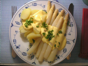 Spargel mit Kartoffeln und Sauce hollandaise