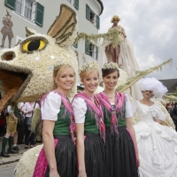 Figur beim Narzissenfest mit Narzissenprinzessinnen