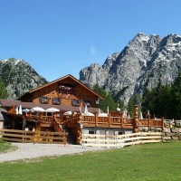 urige Almhütten bieten traditionelle Köstlichkeiten in den Bergen