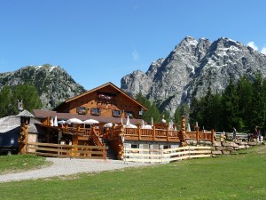 urige Almhütten bieten traditionelle Köstlichkeiten in den Bergen