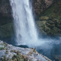 Natürlicher Wasserfall in den Alpen