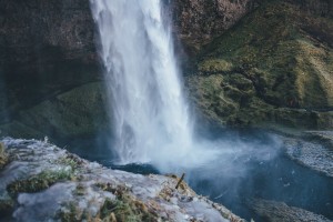 Natürlicher Wasserfall in den Alpen