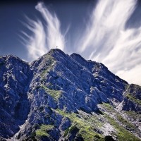 Felsiger Berg der zum Klettern einlädt