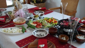 Gedeckter Tisch mit Fondueofen