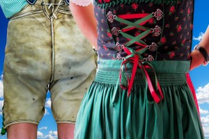 Mann in Lederhose und Frau in Dirndl