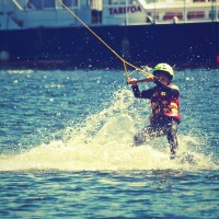 Kind beim Wasserskifahren