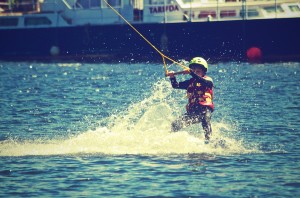 Kind beim Wasserskifahren