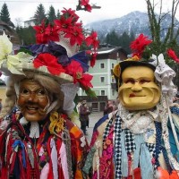 Verkleidete Personen im Ebenseer Fasching