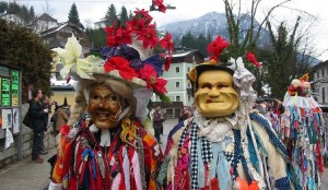 Verkleidete Personen im Ebenseer Fasching