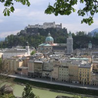 Salzburg Altstadt mit Festung und Salzach