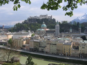 Salzburg Altstadt mit Festung und Salzach