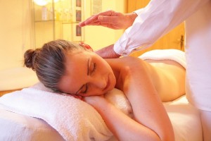 Frau entspannt während einer Massage. ©Pixabay