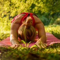 Frau beim entspannenden Yoga