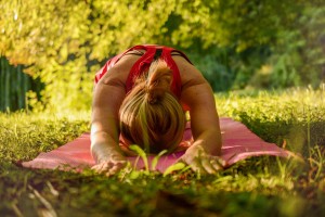 Frau beim entspannenden Yoga