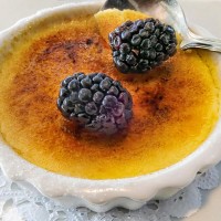 Crème brûlée mit Beeren