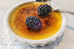 Crème brûlée mit Beeren