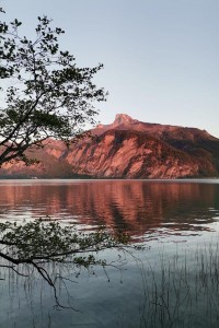 Blick vom Ufer auf den Mondsee und den Berg