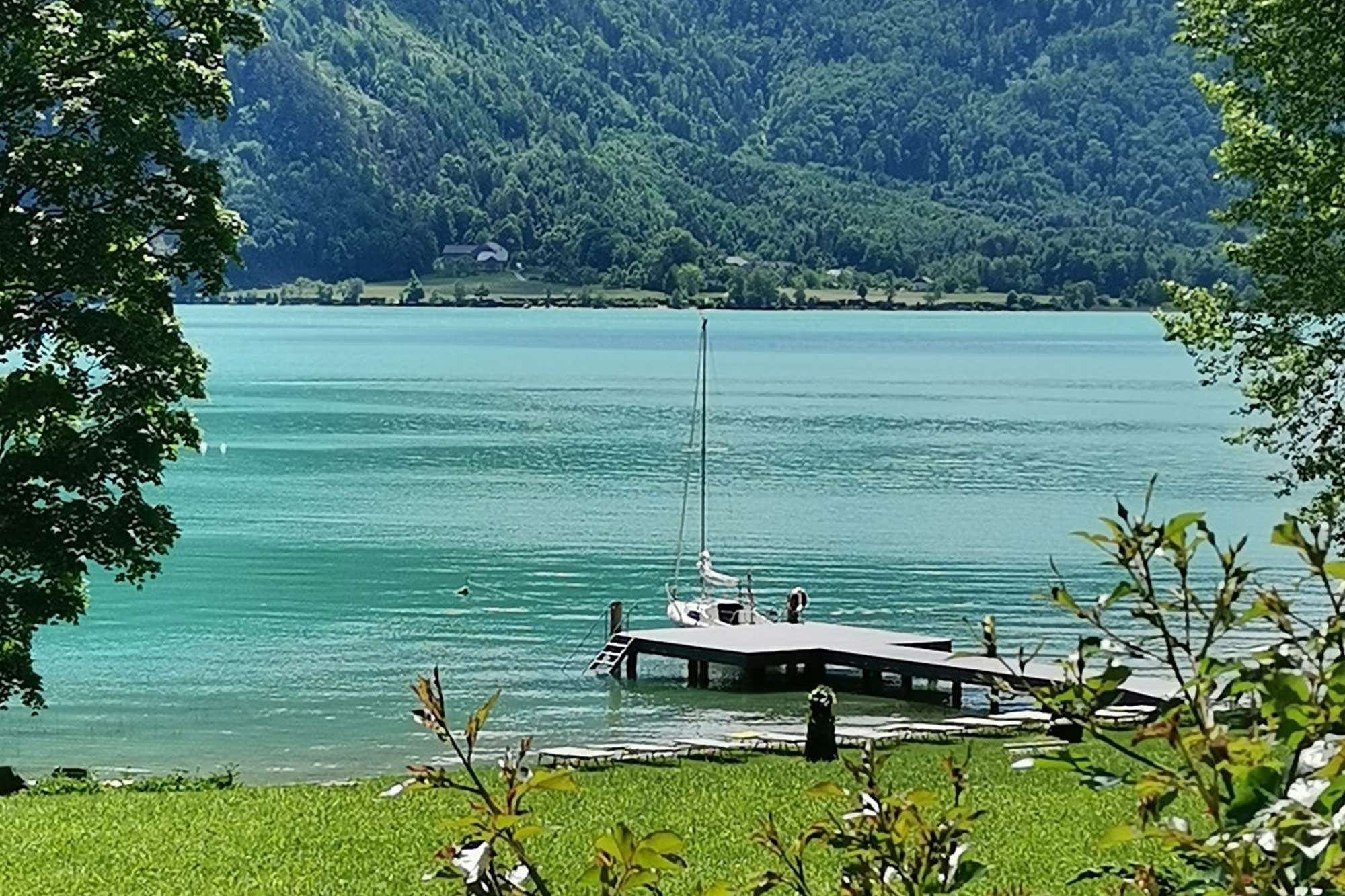 Panoramaaufnahme des Mondsee im Sonnenschein